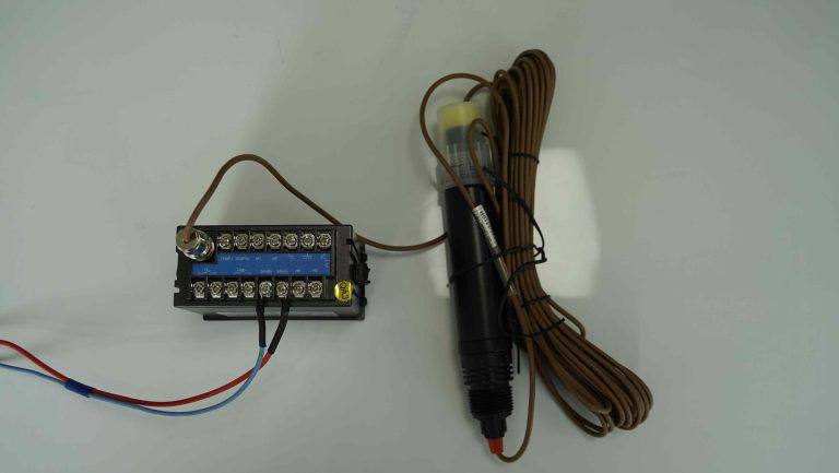 how does a conductivity meter work